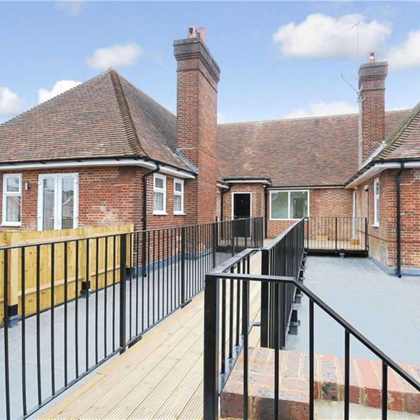 A stylish first floor one bedroom apartment refurbished to a high standard offering a private terrace and one parking space - Photo 1