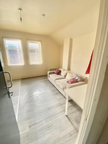 2 bedroom flat to rent - Photo 2