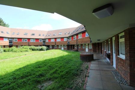 Roundmead, Stevenage, Hertfordshire - Photo 2