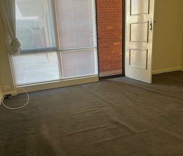 SPACIOUS APARTMENT! - Photo 2