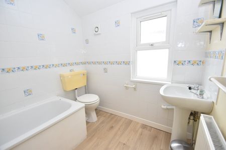 2 bed flat to rent in Amesbury Road, Roath, CF23 - Photo 2