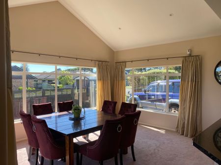 Large Executive Home - Photo 2