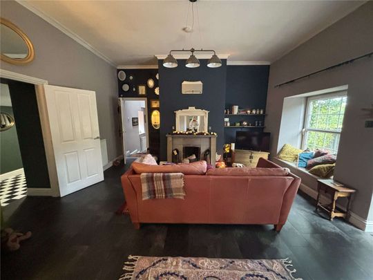 A delightful semi-detached country cottage offering three bedrooms, private courtyard parking, a well-maintained garden, and garage space. - Photo 1