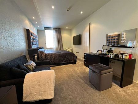 Savills are delighted to offer this fantastic Fully Furnished Two Double Bedroom Apartment WITH PARKING in the heart of Manchester's Spinningfields district. - Photo 4