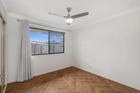 Stunning and Spacious 5-Bedroom Family Home with Exceptional Entertainment Feature - Photo 4