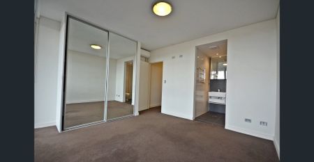 Spacious, double story two bedroom apartment with private terrace style street access and courtyard. - Photo 3