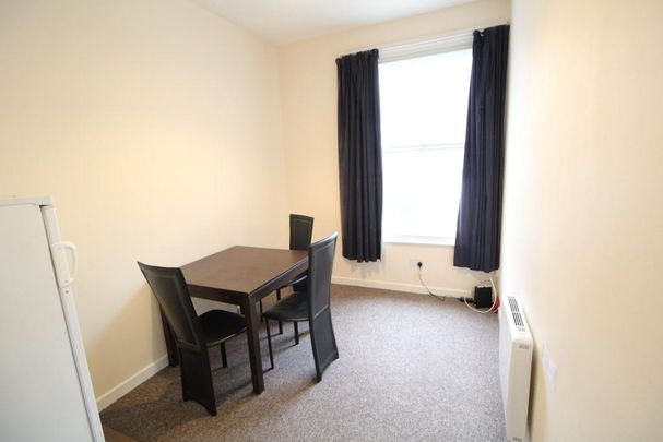 1 bedroom in a flat share to rent - Photo 1