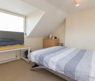 Beautiful three double bedroom flat set in a period conversion mins to tube - Photo 4
