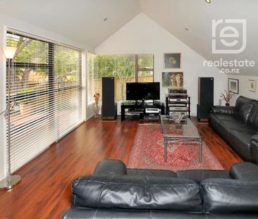 Spacious and sunny house in heart of Hillcrest - Photo 3