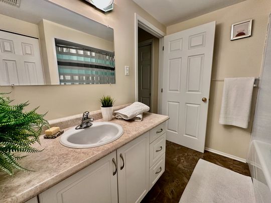 For Lease - 260 Brittany Drive Unit# 200, Manor Park - Cardinal Glen and Area, Ontario - Photo 1