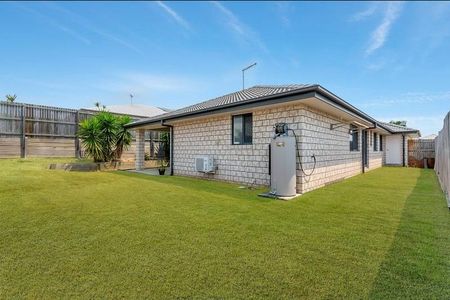 Charming Family Home in Deebing Heights - Photo 4