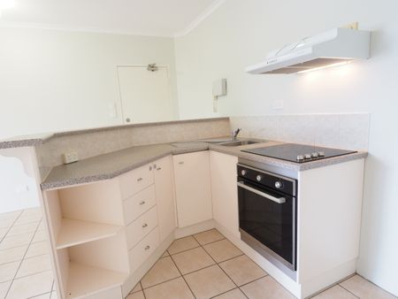 City Fringe One Bedroom Unit Convenient Location! - Photo 2