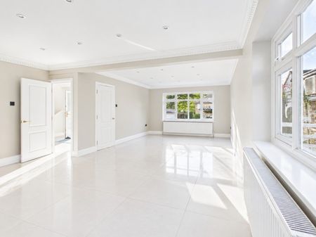Cheyne Close, Gerrards Cross, Buckinghamshire,SL9 - Photo 2