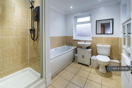 3 bedroom terraced house to rent - Photo 3