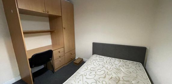 1 bedroom in a flat share to rent - Photo 2