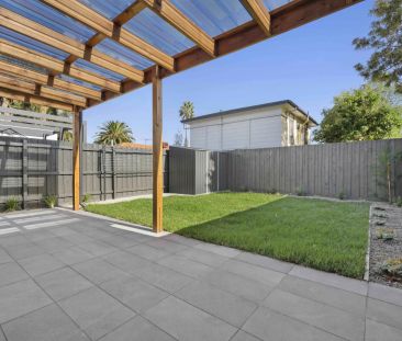 BEAUTIFUL FAMILY TOWNHOUSE IN PRIZED LOCALE! - Photo 3