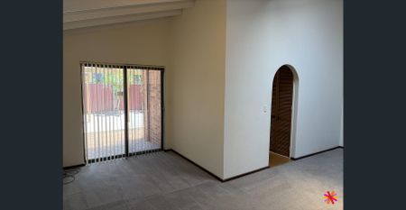 PRIME COMO LOCATION! - Photo 2