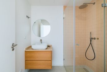 Moradia T6 de arquitetura moderna inserida no Golfe de Oeiras