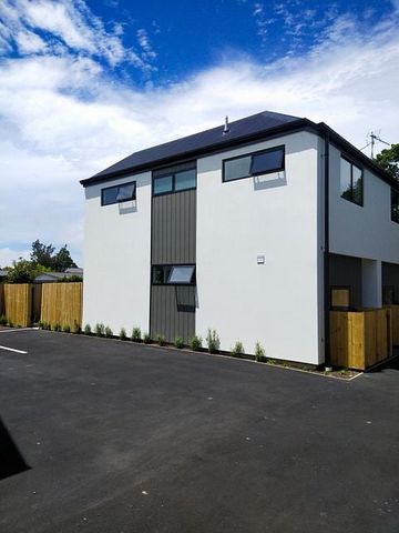 Nearly new 2 bedroom townhouse - Photo 2