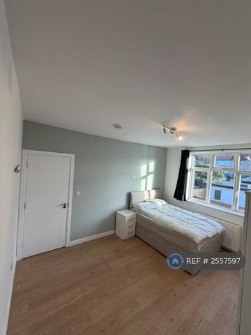 1 bedroom in a house share to rent - Photo 2