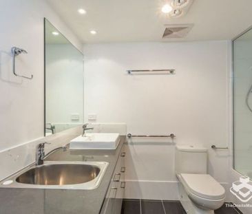 Stylish 3-Bedroom Apartment with Rooftop Pool and Prime Brisbane Location - Photo 5