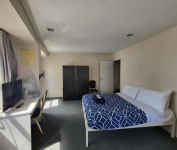 Huge fully furnished Whitaker studio. - Photo 3