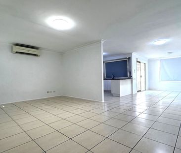 Beautifully Renovated 4 Bedroom Family Home &excl;&excl;&excl; - Photo 1