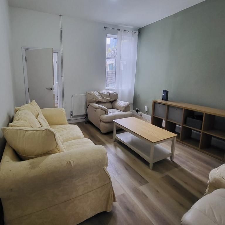 1 bedroom in a house share to rent - Photo 1