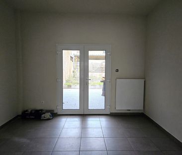 Ruime gezinswoning met tuin en carport in centrum - Photo 2