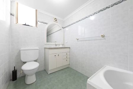 Apartment with 2 bedrooms, 2 bathrooms & parking for 1 car - Photo 5