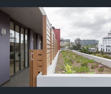 Sophisticated Top-Floor Living Near Darling Harbour - Photo 6