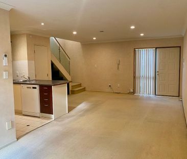 Spacious 3BR Townhouse in great location! - Photo 4