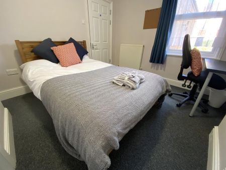 1 bedroom in a house share to rent - Photo 2