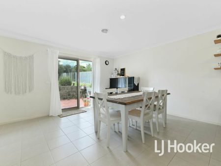 Pakenham Hills Three bedroom Home! - Photo 5