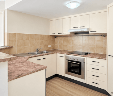 Freshly Updated Three-Bedroom Townhouse – Space, Comfort & Convenie... - Photo 5