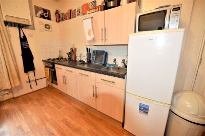 1 bedroom Flat in Victoria Road, Leeds - Photo 2