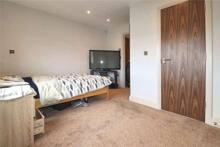 Woking, Surrey, GU21 - Photo 4