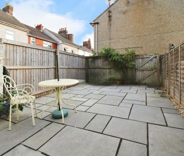 3 bedroom end of terrace house to rent - Photo 2