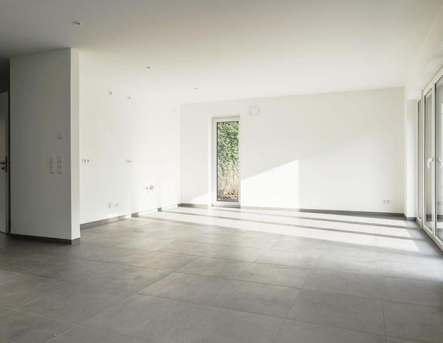 Helle, moderne 3 Zimmer Erdgeschosswohnung (Glasfaser, Terrasse, Wallbox, Wärmepumpe) im Rosendorf - Photo 1