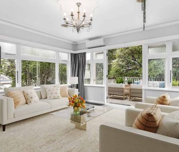 REPAINTED AND READY TO GO spacious 5x bedroom, 2x bathroom upstairs... - Photo 2