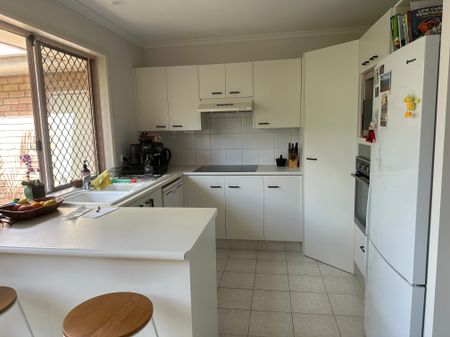 Helensvale - Photo 3