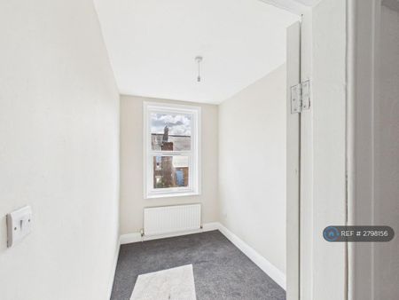 3 bedroom flat to rent - Photo 5