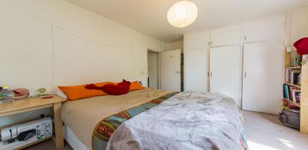 Fantastic spacious two bed mins to tube & shops - Photo 5