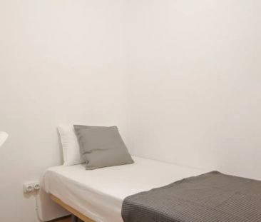Furnished room in 7-bedroom apartment in Centro, Madrid - Foto 1
