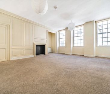 First floor one bedroom unfurnished flat in central Bath. - Photo 4