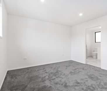 Modern 2-Bed Townhouse in Henderson - Photo 3