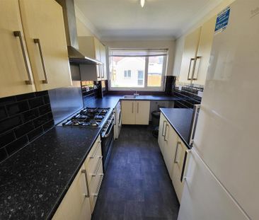 4 bedroom semi-detached house to rent - Photo 6