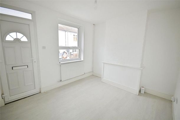 2 bedroom end of terrace house to rent - Photo 1