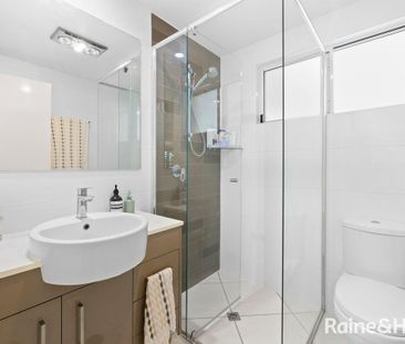 Spacious Ground-Floor Apartment with Private Courtyard & Entry - Photo 5