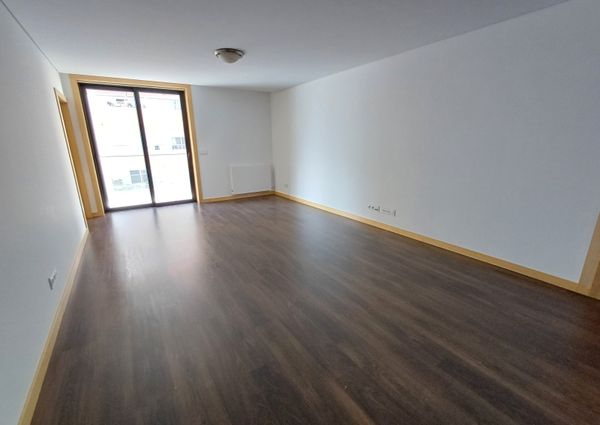 Apartamento T2 junto ao Centro Comercial Glicínias